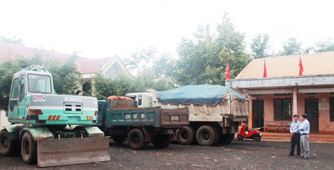  Phương tiện khai thác đất trái phép của Công ty TNHH MTV Xuân Quang bị tạm giữ tại UBND xã Cư Suê.