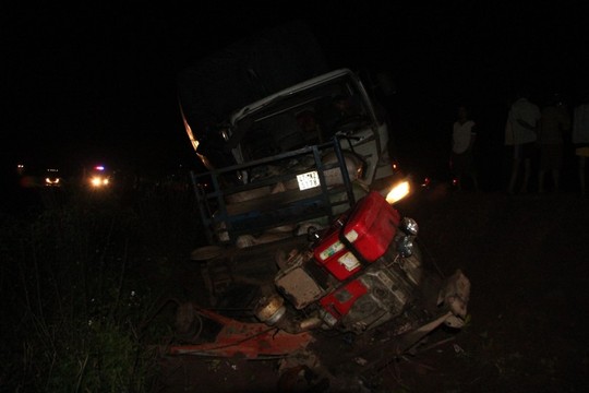 Hiện trường vụ tai nạn xe tải ủi xe công nông làm 5 người bị thương, đêm 7-10